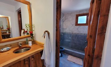 Casa en barrio privado Valle Escondido con costa de lago