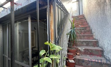 CASA A RECICLAR 4 AMBIENTES,LOTE PROPIO,TERRAZA Y DOS LOCALES.