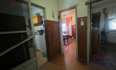 CASA A RECICLAR 4 AMBIENTES,LOTE PROPIO,TERRAZA Y DOS LOCALES.