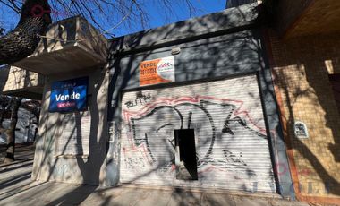 CASA A RECICLAR 4 AMBIENTES,LOTE PROPIO,TERRAZA Y DOS LOCALES.