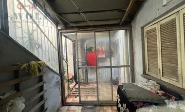 CASA A RECICLAR 4 AMBIENTES,LOTE PROPIO,TERRAZA Y DOS LOCALES.