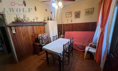 CASA A RECICLAR 4 AMBIENTES,LOTE PROPIO,TERRAZA Y DOS LOCALES.