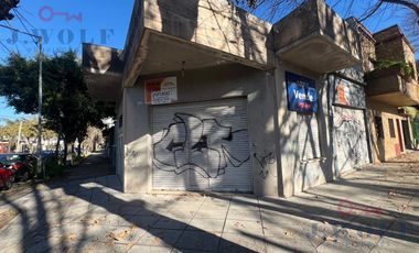 CASA A RECICLAR 4 AMBIENTES,LOTE PROPIO,TERRAZA Y DOS LOCALES.