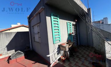 CASA A RECICLAR 4 AMBIENTES,LOTE PROPIO,TERRAZA Y DOS LOCALES.