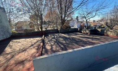 CASA A RECICLAR 4 AMBIENTES,LOTE PROPIO,TERRAZA Y DOS LOCALES.