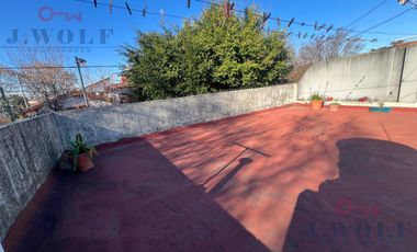 CASA A RECICLAR 4 AMBIENTES,LOTE PROPIO,TERRAZA Y DOS LOCALES.