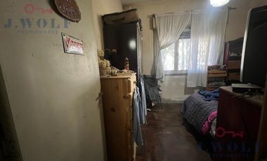 CASA A RECICLAR 4 AMBIENTES,LOTE PROPIO,TERRAZA Y DOS LOCALES.