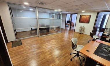 Oficina en Venta en Los Domínicos con Villanova