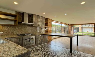 Espectacular casa moderna con amplia zona verde en Chía