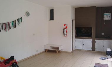 Excelente departamento de 2 ambientes al contrafrente c/cochera. Banfield E