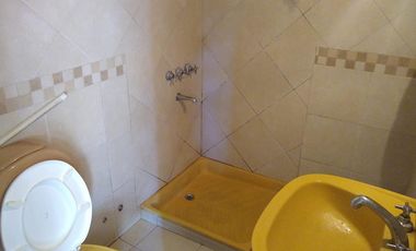 Casa al FTE con 2 dorm y casa al C/FTE con 3 dorm en 2 plantas. Ideal 2 familias. R de Escalada