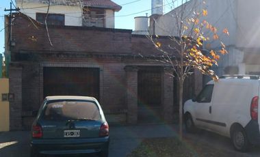 Casa al FTE con 2 dorm y casa al C/FTE con 3 dorm en 2 plantas. Ideal 2 familias. R de Escalada