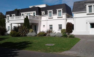 ESPECTACULAR!! CHALET DE ESTILO 1600 M²  VISTA AL GOLF