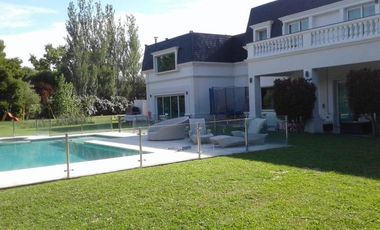 ESPECTACULAR!! CHALET DE ESTILO 1600 M²  VISTA AL GOLF