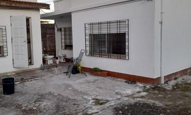 Casa en venta - 8 Dormitorios 7 Baños - Cocheras - 600Mts2 - Ezpeleta