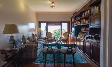 Impactante casa de época sobre Barrancas de Perú – Acassuso