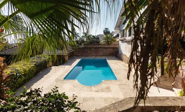 Impactante casa de época sobre Barrancas de Perú – Acassuso