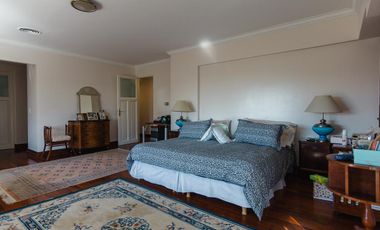 Impactante casa de época sobre Barrancas de Perú – Acassuso