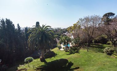 Impactante casa de época sobre Barrancas de Perú – Acassuso