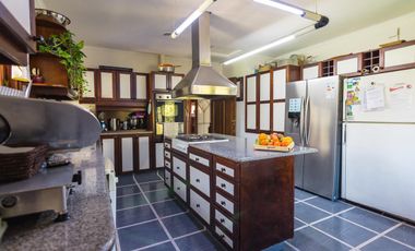 Impactante casa de época sobre Barrancas de Perú – Acassuso