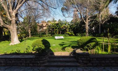 Impactante casa de época sobre Barrancas de Perú – Acassuso
