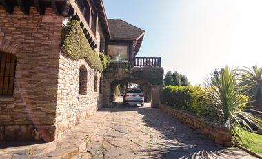 Impactante casa de época sobre Barrancas de Perú – Acassuso