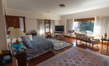 Impactante casa de época sobre Barrancas de Perú – Acassuso