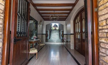 Impactante casa de época sobre Barrancas de Perú – Acassuso