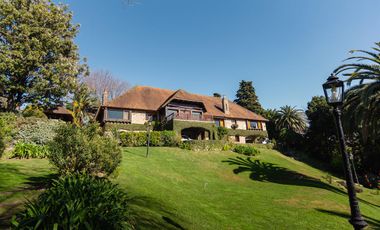 Impactante casa de época sobre Barrancas de Perú – Acassuso