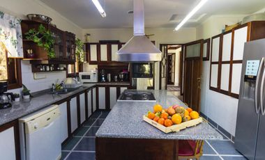 Impactante casa de época sobre Barrancas de Perú – Acassuso