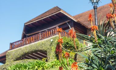 Impactante casa de época sobre Barrancas de Perú – Acassuso