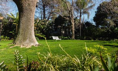 Impactante casa de época sobre Barrancas de Perú – Acassuso