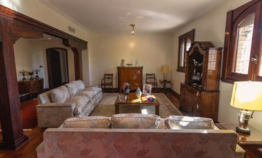 Impactante casa de época sobre Barrancas de Perú – Acassuso