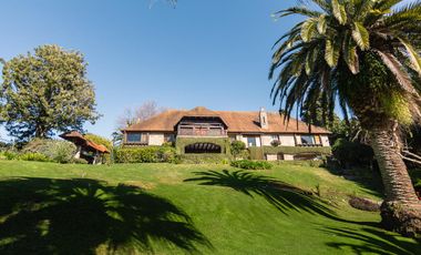Impactante casa de época sobre Barrancas de Perú – Acassuso