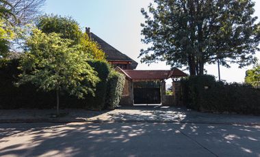 Impactante casa de época sobre Barrancas de Perú – Acassuso