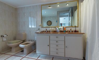 Impactante casa de época sobre Barrancas de Perú – Acassuso