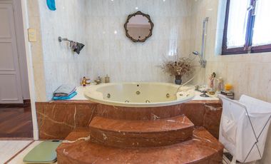 Impactante casa de época sobre Barrancas de Perú – Acassuso