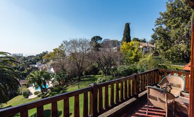 Impactante casa de época sobre Barrancas de Perú – Acassuso