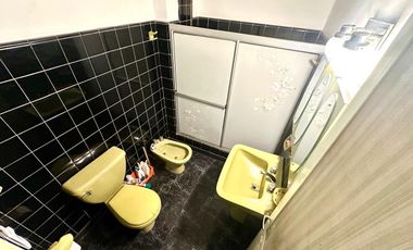 CASA 5 AMBIENTES SOBRE LOTE PROPIO Y LOCAL EN BARRACAS VENTA