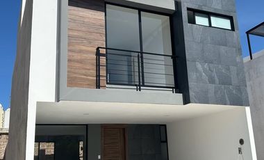 Casa en venta 3 recámaras y jardín, fraccionamiento zona Cuautlancingo.