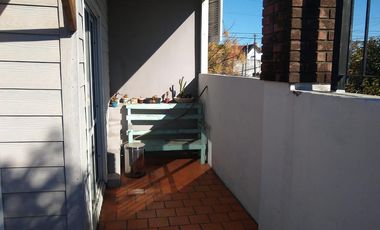 2 departamentos independientes   un espacio que puede ser cochera p/vs autos. R de Escalada