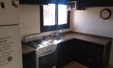 2 departamentos independientes   un espacio que puede ser cochera p/vs autos. R de Escalada