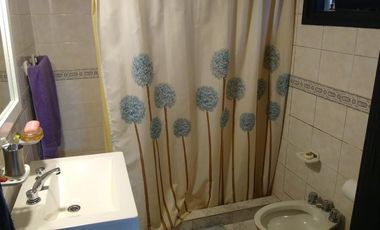 2 departamentos independientes   un espacio que puede ser cochera p/vs autos. R de Escalada