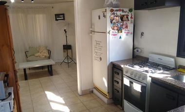 2 departamentos independientes   un espacio que puede ser cochera p/vs autos. R de Escalada