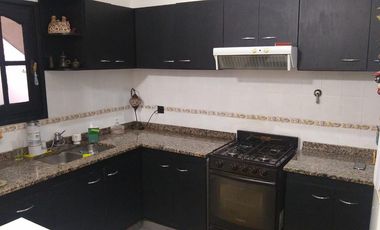 2 departamentos independientes   un espacio que puede ser cochera p/vs autos. R de Escalada