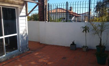 2 departamentos independientes   un espacio que puede ser cochera p/vs autos. R de Escalada