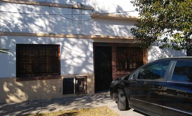 2 departamentos independientes   un espacio que puede ser cochera p/vs autos. R de Escalada