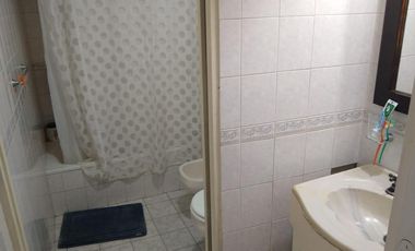 2 departamentos independientes   un espacio que puede ser cochera p/vs autos. R de Escalada