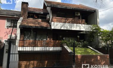 Chalet de 5 dormitorio con Cochera, jardin y pileta.