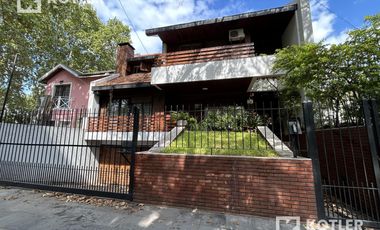 Chalet de 5 dormitorio con Cochera, jardin y pileta.